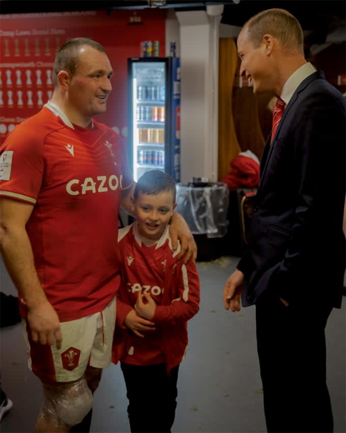 Guillermo de Inglaterra con un jugador de la selección de rugby de Gales