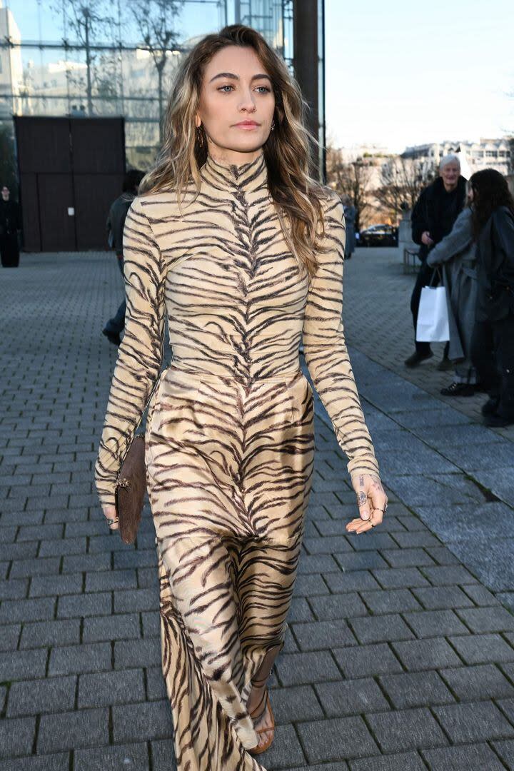 Paris Jackson, la hija del célebre cantante y la enfermera Debbie Rowe, fue una de las más miradas en el desfile de Stella McCartney. La actriz y modelo lució un vestido largo de corte irregular y cuello alto con estampado de animal print. Completó el look con un clutch a tono, sandalias altas y el pelo suelto