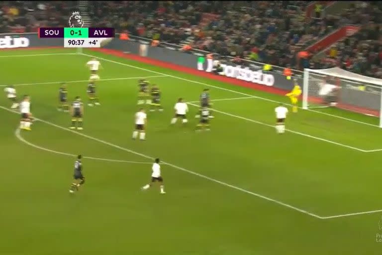 Emiliano "Dibu" Martínez voló en tiempo de descuento y evitó el empate de Southampton; en sus manos sostuvo la victoria Aston Villa.