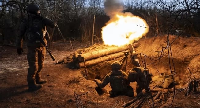 俄軍在陣地內發射迫擊砲。   圖 : 翻攝自第一軍情