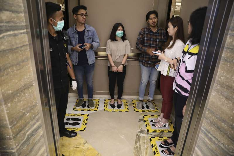 武漢肺炎：印尼總統佐科威認為落實保持社交距離才能防止病毒傳播（AP）