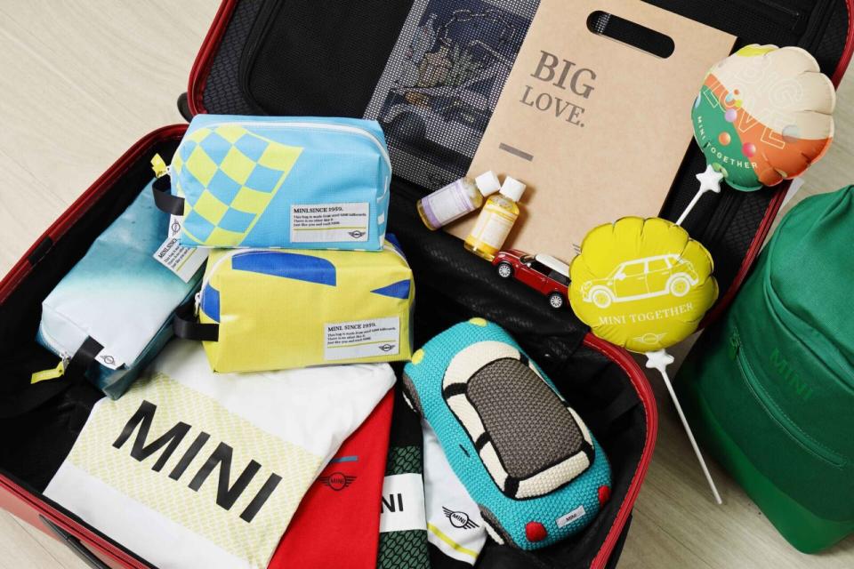 2023 MINI生日慈善義賣組合「MINI環保旅用盥洗組」包含盥洗包、MINI探險旅札及布朗博士經典潔膚露(2oz)，為每位MINI Fans在旅途中添增迷你時尚風格。