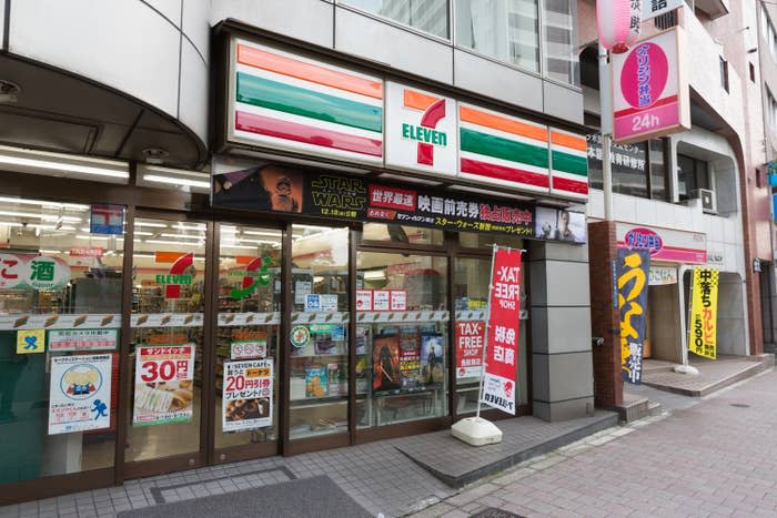 the outside of a 7/11