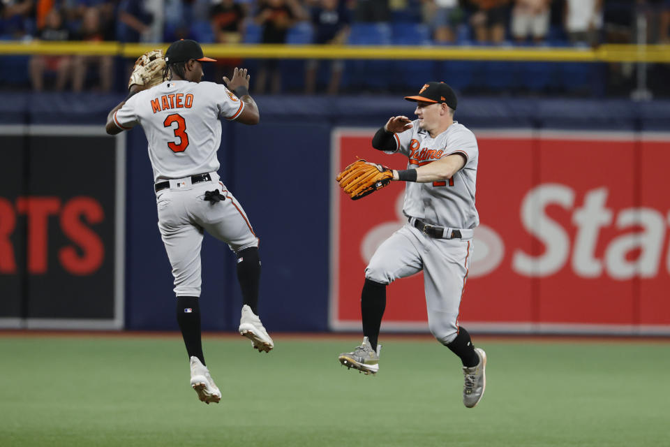 Jorge Mateo (3) celebra con Austin Hays (derecha) de los Orioles de Baltimore celebran su victoria ante los Rays de Tampa Bay, el domingo 23 de julio de 2023, en St. Petersburg, Florida. (AP Foto/Scott Audette)