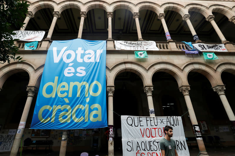 La façade de l'Université de Barcelone. La police a mis sous scellés samedi plus de la moitié des écoles où des bureaux de vote devaient être installés dimanche en Catalogne pour le référendum sur l'autodétermination que le gouvernement de Madrid juge illégal. /Photo prise le 30 septembre 2017/REUTERS/Yves Herman