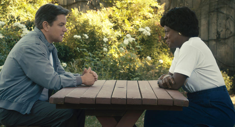 En esta imagen proporcionada por Amazon Prime Video Matt Damon como Sonny Vaccaro, izquierda, y Viola Davis como Deloris Jordan en una escena de "Air". (Amazon Prime Video vía AP)