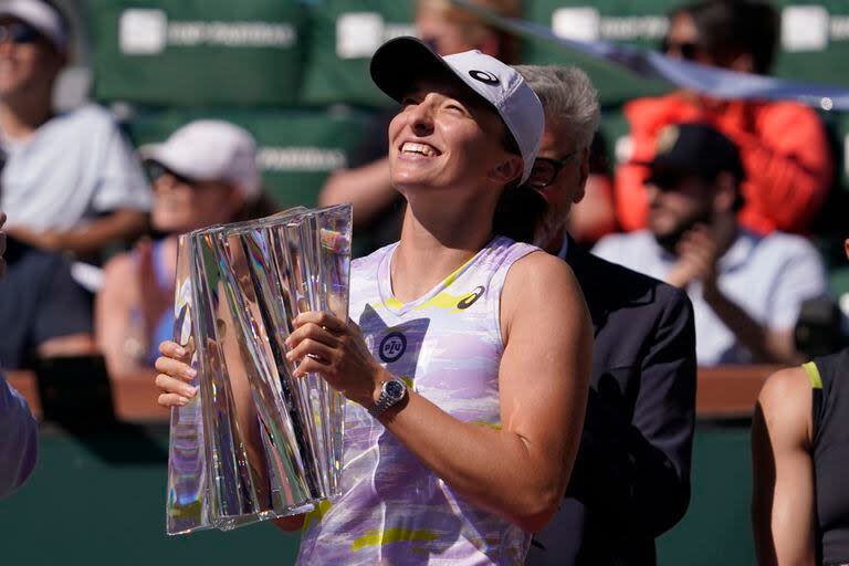 Iga Swiatek festejó en Indian Wells 2022 y quiere retomar la corona de campeona en el desierto