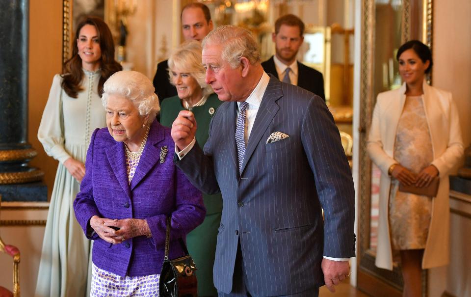 梅根（右）稱在王室內，她只能穿不搶眼的服裝。（AFP）