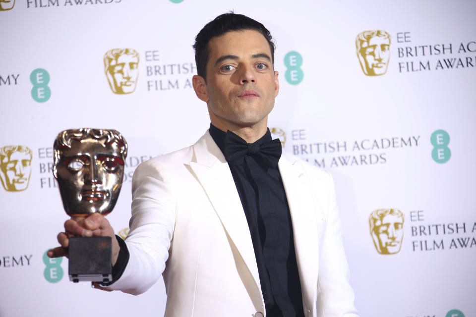 Rami Malek posa tras ganar el Premio BAFTA al mejor actor por su interpretación de Freddy Mercury en "Bohemian Rhapsody", el domingo 10 de febrero del 2019 en Londres. (Foto por Joel C Ryan/Invision/AP)