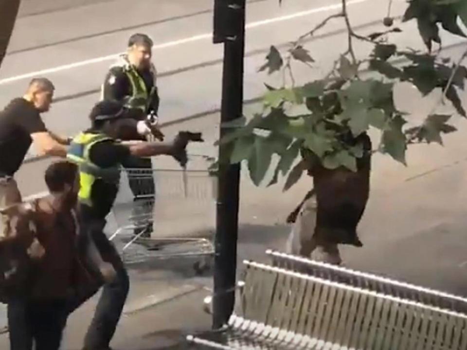 Michael Rogers intervenes as Police attempt to capture a terror attacker in Melbourne (Twitter/@fayfayang)