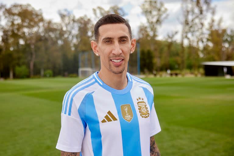 Ángel Di María con el nuevo modelo titular de Argentina 24; la conquista mundial en Qatar 2022 se refleja en los elementos dorados.