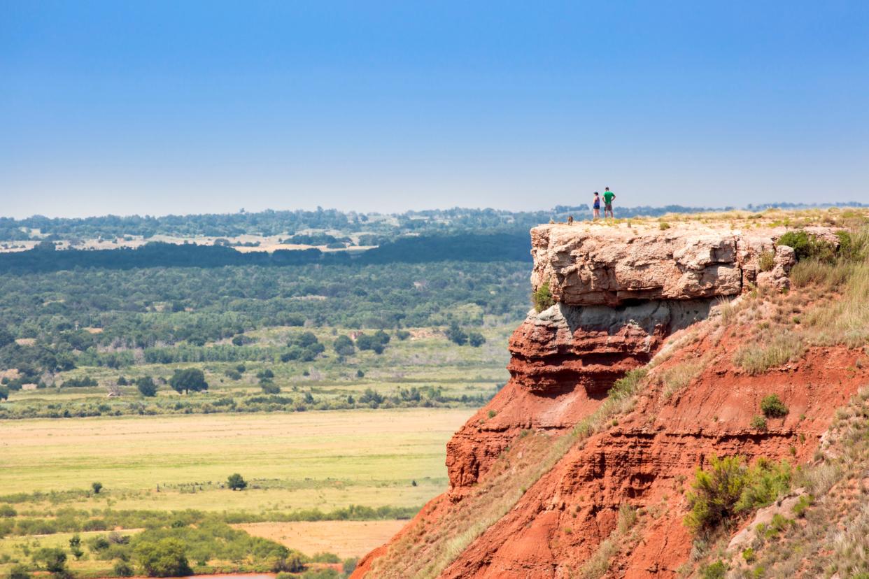 The Gloss Mountains have a high selenite content that mimics a shiny glass exterior. At Gloss Mountain State Park, guests can enjoy the Cathedral Mountain hike from sunrise to sunset. The spectacular scenery makes it a unique Oklahoma state park.