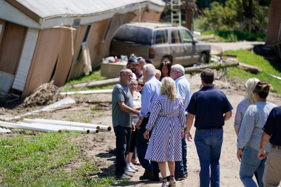 El presidente Joe Biden y la primera dama Jill Biden y otros recorren un barrio afectado por las inundaciones, el lunes 8 de agosto de 2022, en Lost Creek, Kentucky (AP)