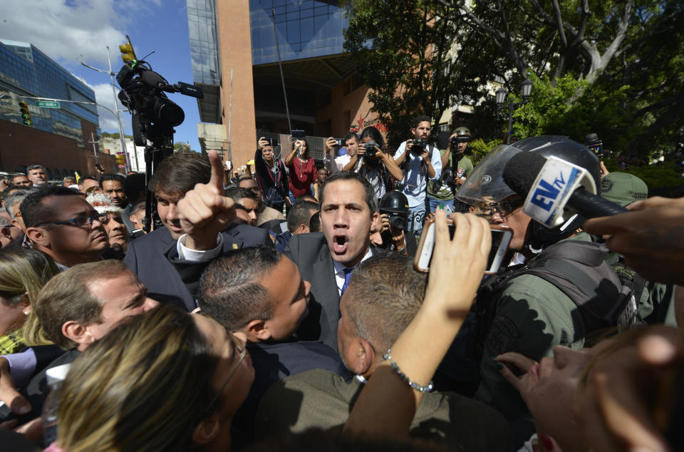 El líder de la oposición Juan Guaidó discute con la Guardia Nacional para que le permita a él y a todos los legisladores de la oposición ingresar a la Asamblea Nacional en Caracas, Venezuela, el martes 7 de enero de 2020 . (AP Foto / Matias Delacroix)