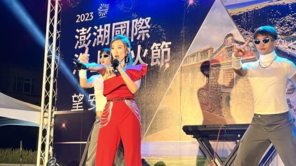 2023澎湖國際海上花火節，璀璨花火點亮望安。（澎湖縣政府提供）