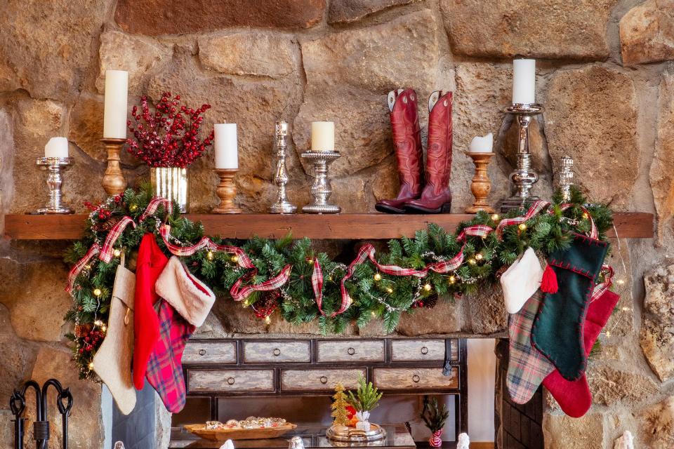 40+ Stunning Christmas Mantel Decorations to Inspire You This Year