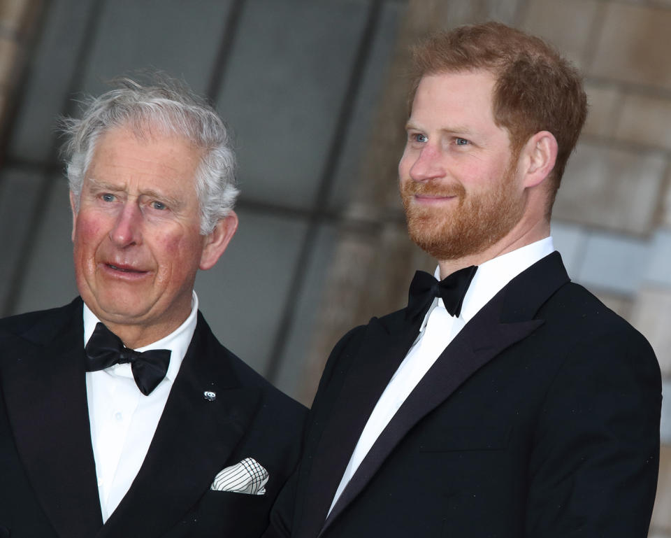 <p>Einige ganz normale Wörter sind für die Royals tabu: “Tea”(als englisches Wort für das Abendessen), “Pardon” und auch “Mom” und “Dad” zählen dazu. Alternativ sollen die Blaublüter ihre Eltern auch im Erwachsenenalter noch “Mummy” und “Daddy” nennen. Statt “Tea” redet man von “Dinner”, für “Pardon” sagt man “Sorry”. </p>