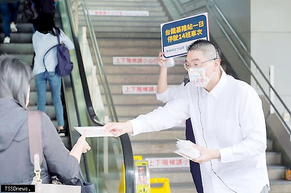 謝國樑前往基隆火車站南站廣場跟通勤族打招呼，並提出「交通三箭」與「兩個優先」政策。（圖：謝國樑提供）