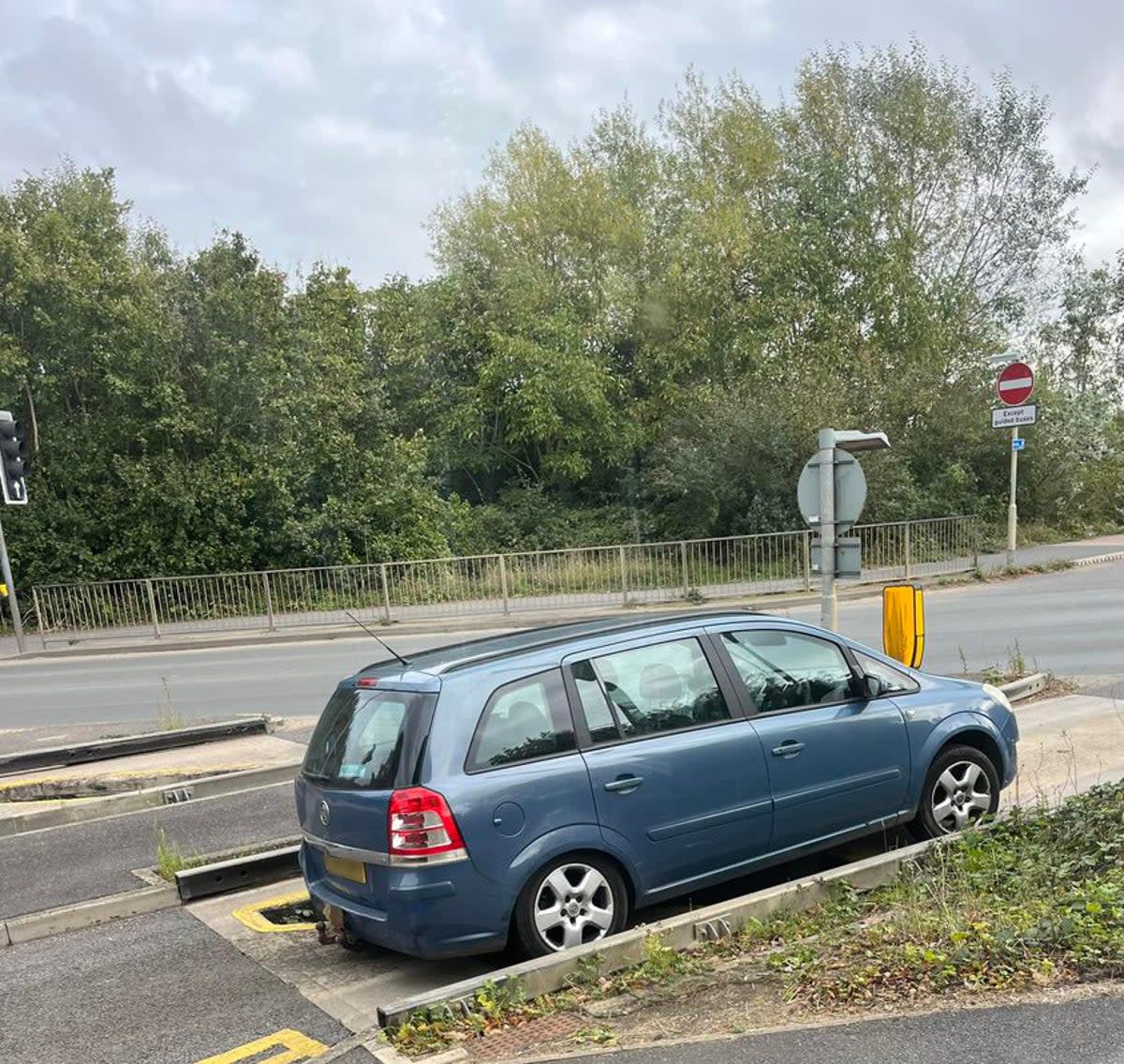 A car getting stuck in the bus lane trap at the junction of Station Road and Harrison Way in St Ives (SWNS)