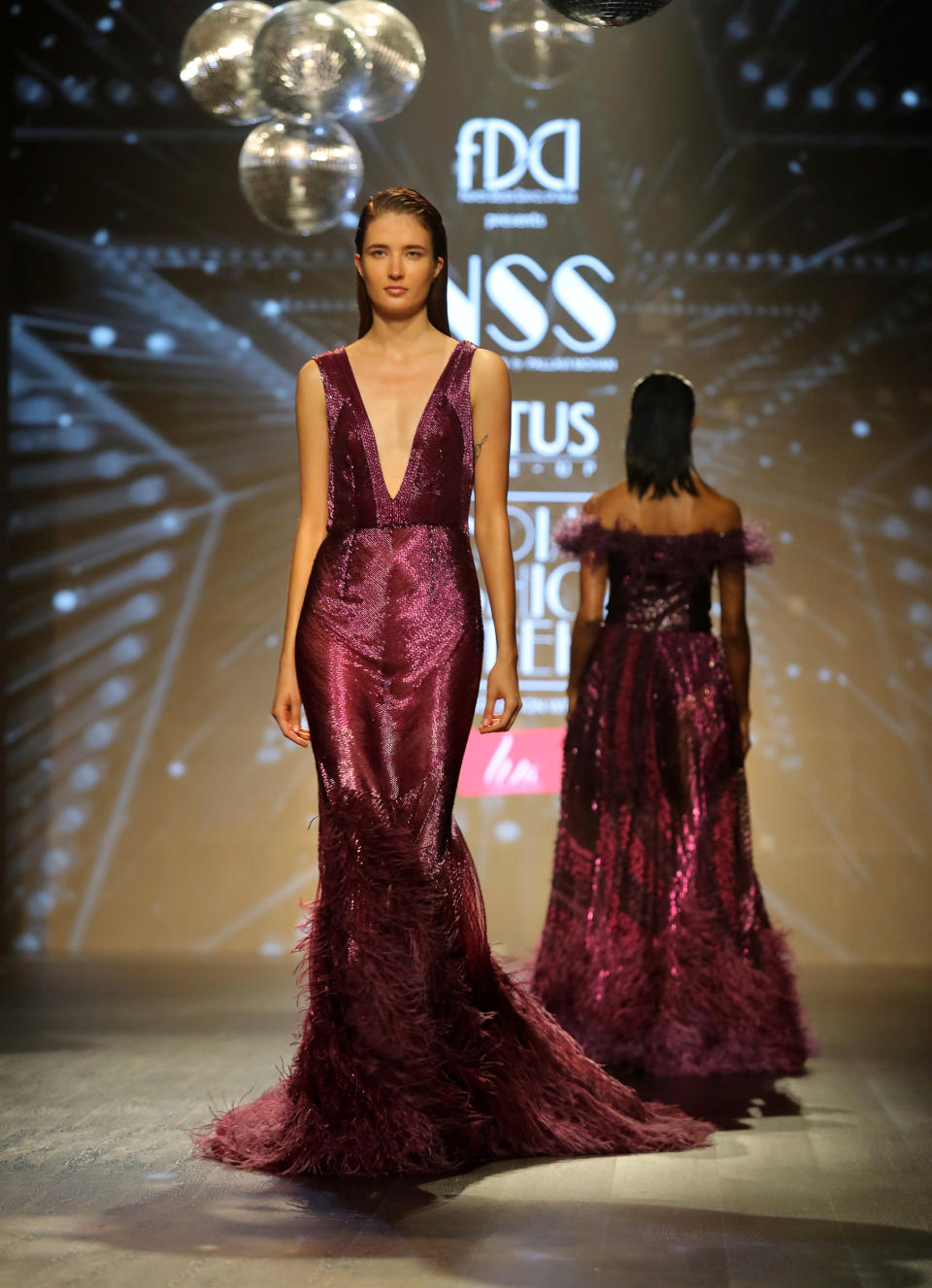 <p>Auf dem Laufsteg in Delhi fanden sich auch so einige Traumroben. Designerin Pallavi Mohan kreierte einen Look für den absoluten Wow-Auftritt – ein bodenlanges Kleid mit Schleppe, tiefem Ausschnitt, funkelnder Optik und Feder-Details. (Bild: AP Photo) </p>