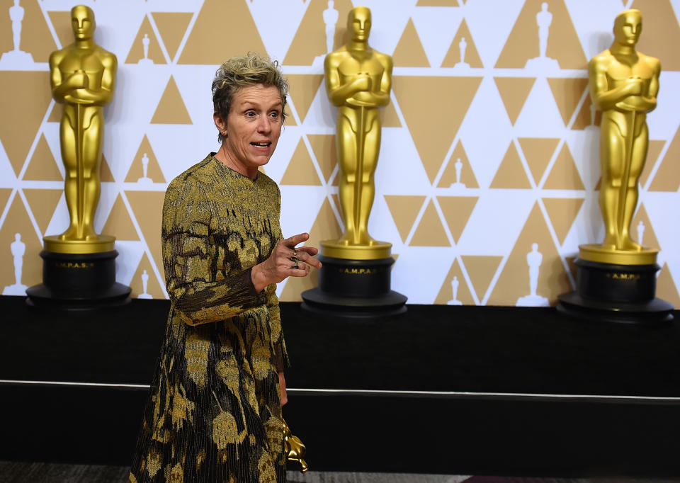 <p>Die Oscar-Verleihung ist die wohl wichtigste Veranstaltung der Filmbranche, für die sich die Promidamen jedes Jahr aufs Neue ganz besonders aufbrezeln. Hollywood-Star Frances McDormand setzte ein starkes Zeichen für Selbstliebe und gegen Schönheitsideale, als sie dort auf Make-up verzichtete. (Bild: AP Photo) </p>