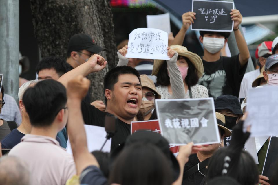 台中火車站前聚集約500名群眾串聯響應「我藐視國會」行動，年輕學子批評藍白修法濫權黑箱。王乙徹攝