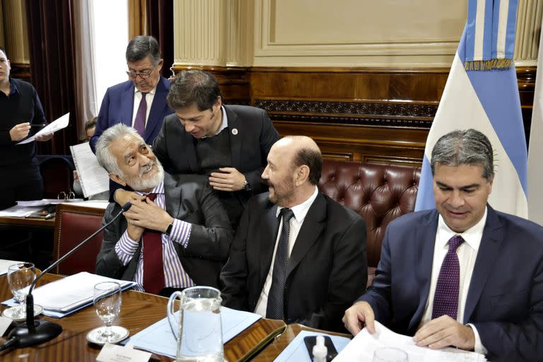 Rodríguez Saá recibe el saludo de Kicillof, junto a Insfrán y Capitanich en el Senado