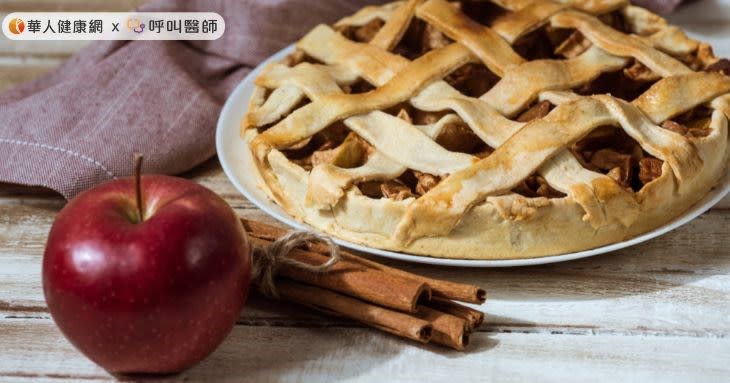 主廚吳秉承利用一款新的智慧型電鍋示範簡單圓月水果派，奇異果和蘋果富含纖維質、助消化，是月餅以外的健康新選擇。