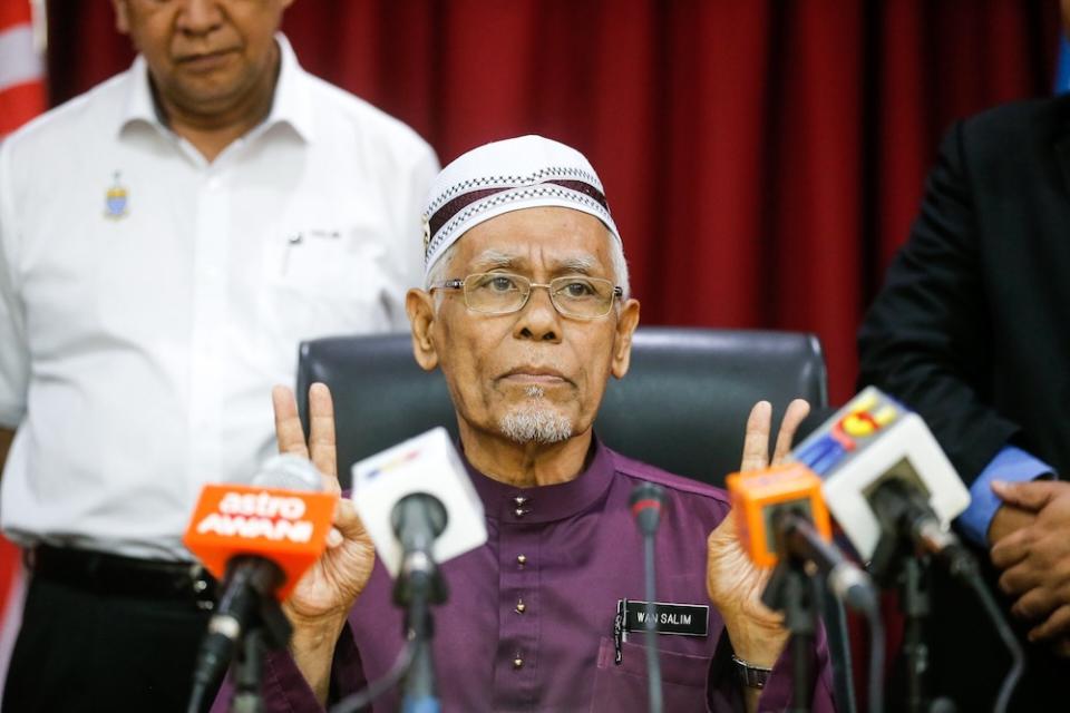 Penang Mufti Datuk Wan Salim Wan Mohd Noor explained that his previous disagreement with the white flag campaign was due to his worry that flying the white flag could affect the faith of Muslims. — Picture by Sayuti Zainudin