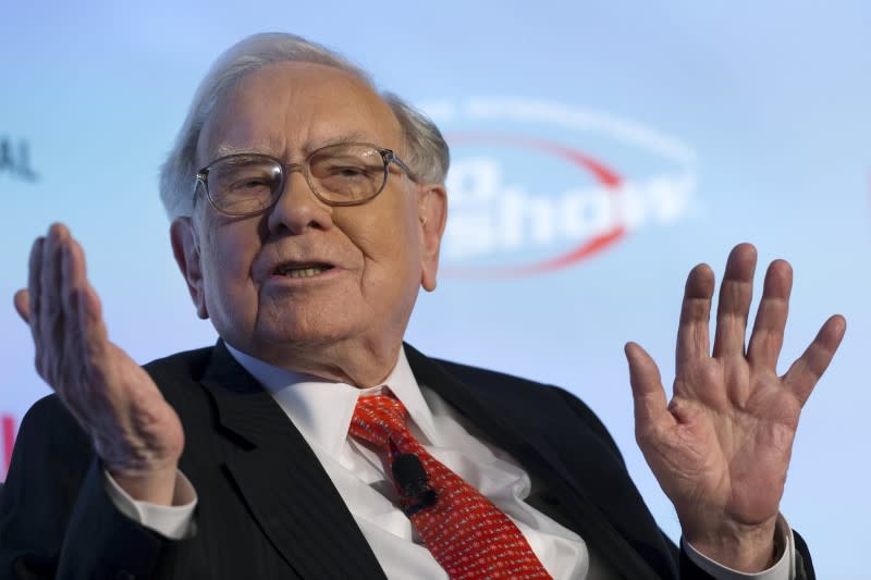 Warren Buffett, chief executive officer and chairman of Berkshire Hathaway Inc, speaks at a National Auto Dealers Association event in New York March 31, 2015. REUTERS/Brendan McDermid