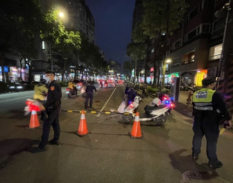 ▲員警對地面漏油部分緊急實施道路管制，並通報區公所派員前來清潔路面油漬。（圖／翻攝畫面）