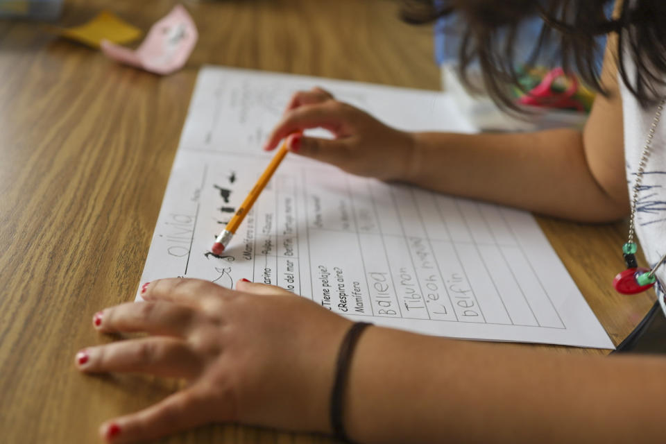A child works on a kindergarten writing exercise during a dual-language summer program at Lot Whitcomb Elementary School in Milwaukie, Ore (Lillian Mongeau / The Hechinger Report)