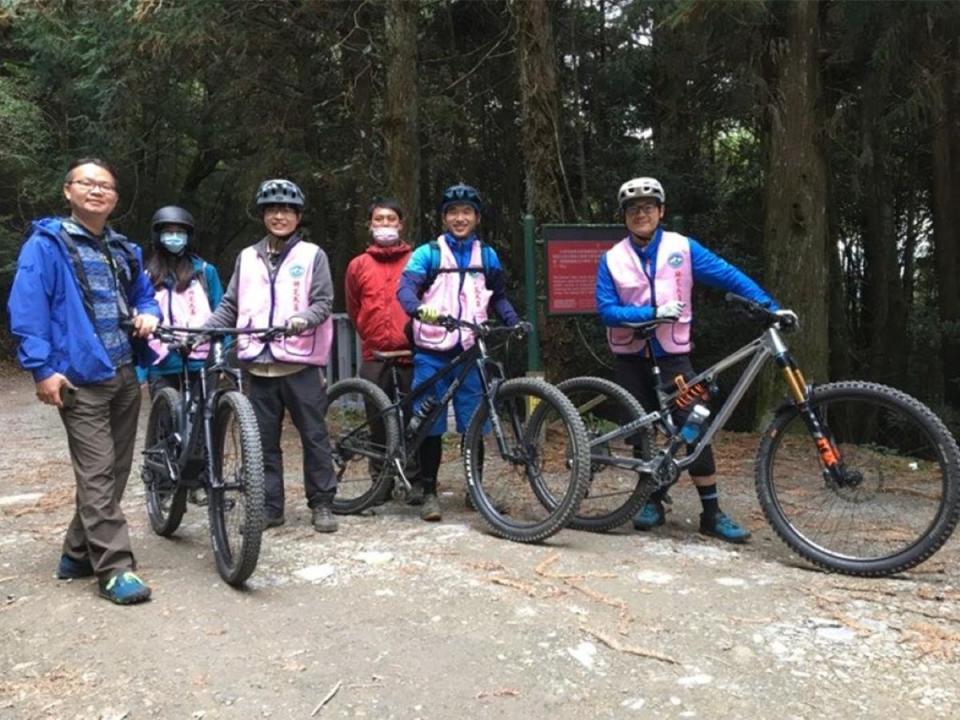 大鹿林道東線開放騎腳踏車，讓遊客多一個悠遊霧林的選擇。（圖：雪管處提供）