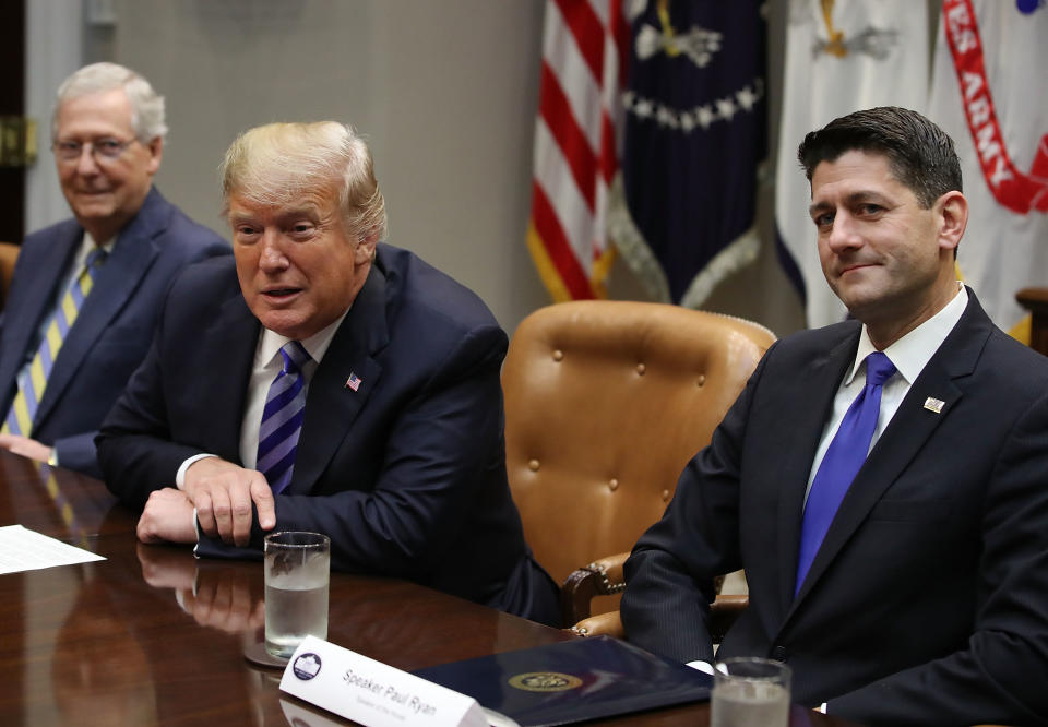 Le président Trump est flanqué du sénateur Mitch McConnell et du chef de la majorité à la Chambre Paul Ryan lors d'une réunion avec les dirigeants du Congrès le 5 septembre 2018. (Photo de Mark Wilson/Getty Images)