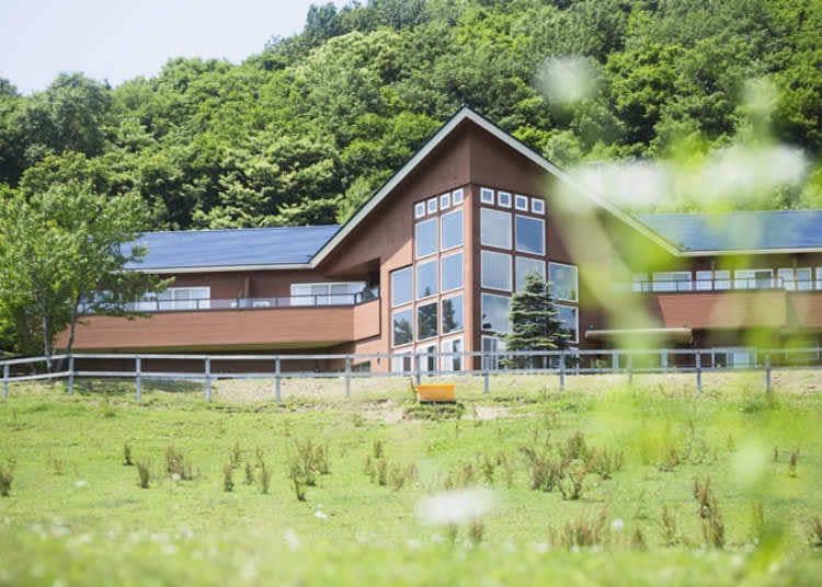 ▲日高Auberge Natural Resort Hygeia建築外觀。館方養育了兩匹馬，用餐或住宿期間有機會與他們互動（照片提供：日高Auberge Natural Resort Hygeia）