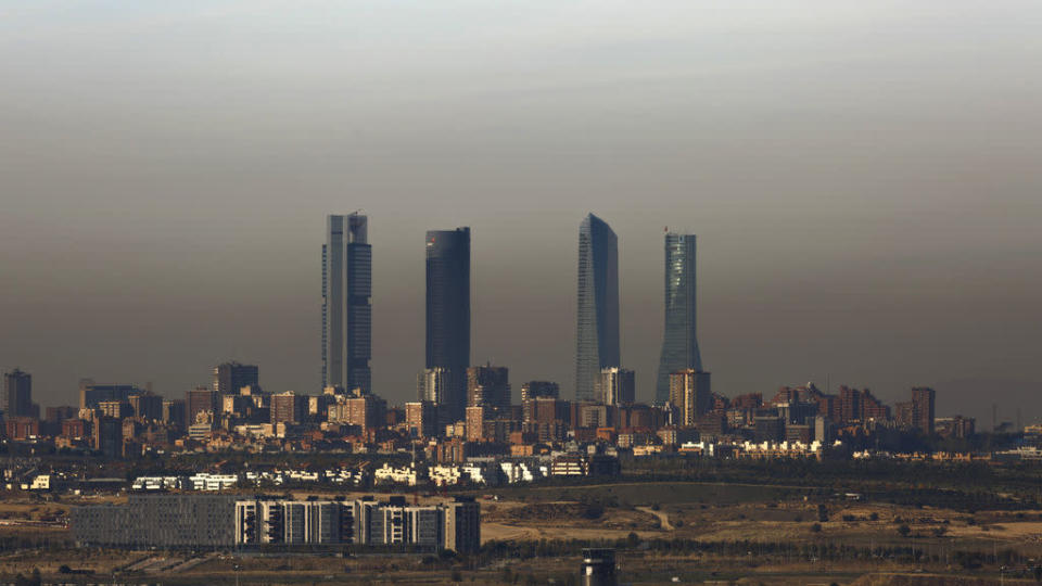 Además de Madrid, unas 37 ciudades españolas superan los niveles recomendados de contaminación. Y esa ‘nube gris’ podría provocarte un ataque cardíaco. (Foto: Getty)
