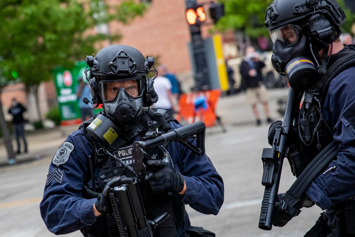 Police prepare to fire non-lethal projectiles just after curfew in Grand Rapids: AP