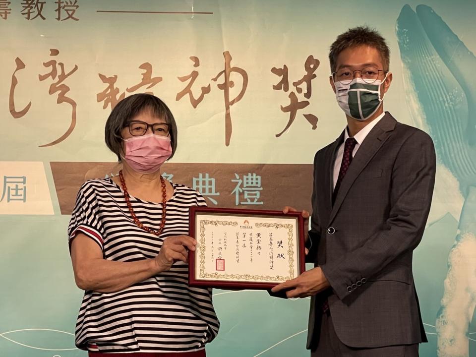 2021年首屆「莊萬壽教授台灣精神獎」頒獎，莊萬壽夫人謝百合（左）頒發獎狀給得獎者黃崇祐。   圖 ／ 台教會提供