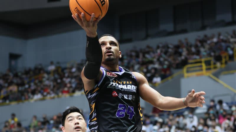 雲豹艾夫伯（Michael Efevberha）半場聯手霍華德（Dwight Howard）進帳30分。（圖／桃園雲豹提供）