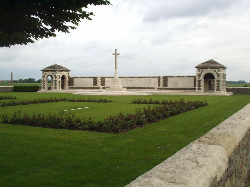 Auf dem V.C. Corner Cemetery bei Fromelles ruhen ausschließlich Australier. Die Namen der Gefallenen sind auf einer Wandtafel verzeichnet. Foto: Commonwealth War Graves Commission