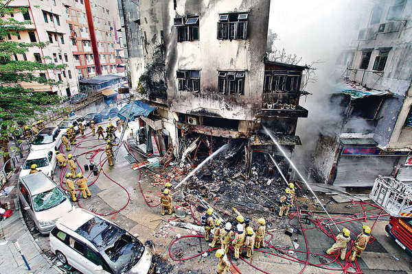爆炸引起的大火，燒至唐樓損毀嚴重，現場滿目瘡痍。