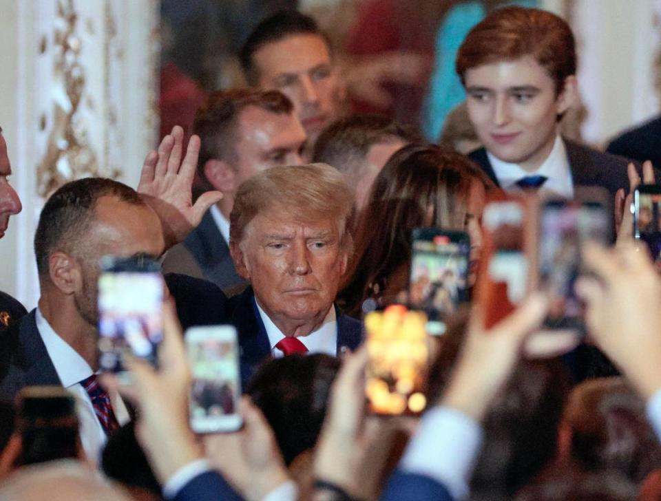 El expresidente Donald Trump camina entre la multitud después de anunciar su candidatura a la presidencia de Estados Unidos desde su club Mar-a-Lago, en Palm Beach, Florida, el martes 15 de noviembre de 2022.