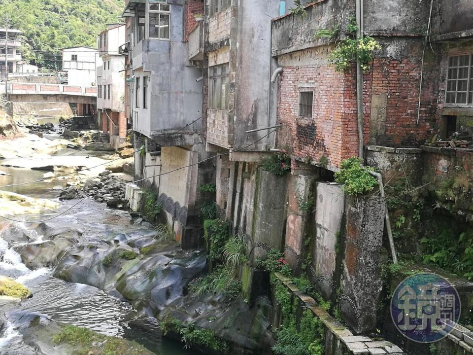 腹地狹小的石碇，東街靠溪側的房屋下方以柱子撐起，形成特殊的「吊腳樓」。