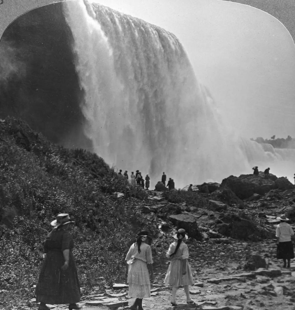 Die Niagarafälle waren schon früher ein beliebtes Touristenziel. - Copyright: The Print Collector/Print Collector/Getty Images
