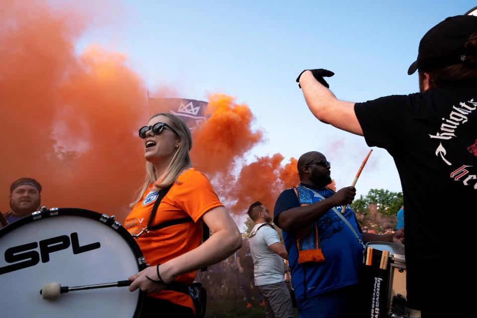 Los fanáticos se presentan en Washington Park mientras marchan hacia el estadio antes del partido de la MLS entre el FC Cincinnati y el CF Montréal el miércoles 17 de mayo de 2023 en Cincinnati. 