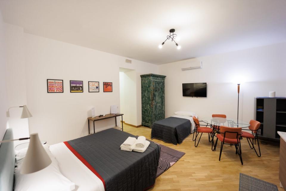 The Dante 2 studio apartment offers privacy and peace and quiet (House in Naples)