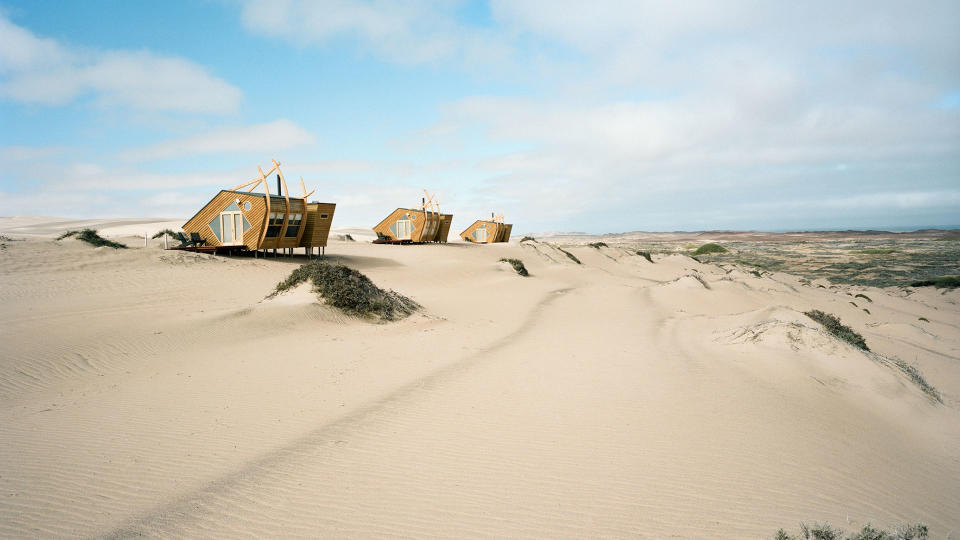 Los huéspedes pueden maravillarse con kilómetros a la redonda de desierto y sentirse como auténticos Indiana Jones en busca de restos de naufragios.<br><br>Foto: <a href="http://shipwrecklodge.com.na/" rel="nofollow noopener" target="_blank" data-ylk="slk:Shipwreck Lodge;elm:context_link;itc:0;sec:content-canvas" class="link ">Shipwreck Lodge</a>