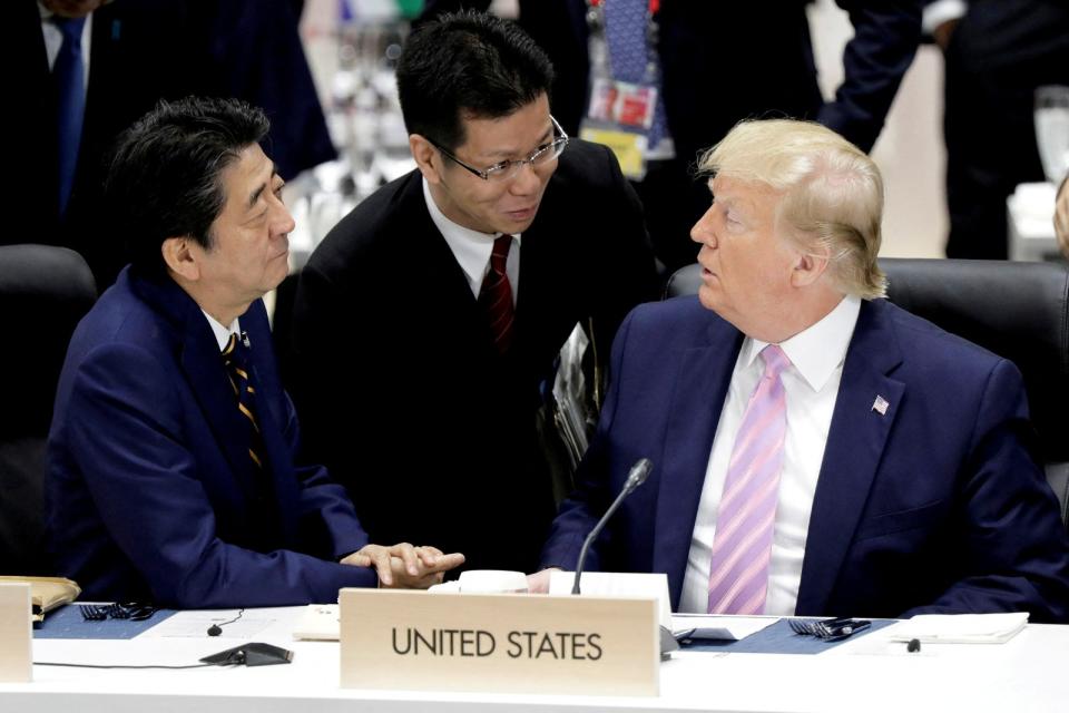 2019年6月28日，時任日本首相安倍晉三（左）與美國總統川普，兩人於二十大工業國領導人峰會上對話。路透社資料照