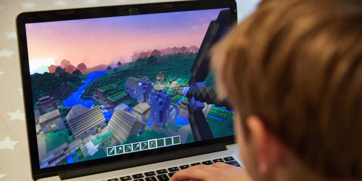 kid playing minecraft on mac