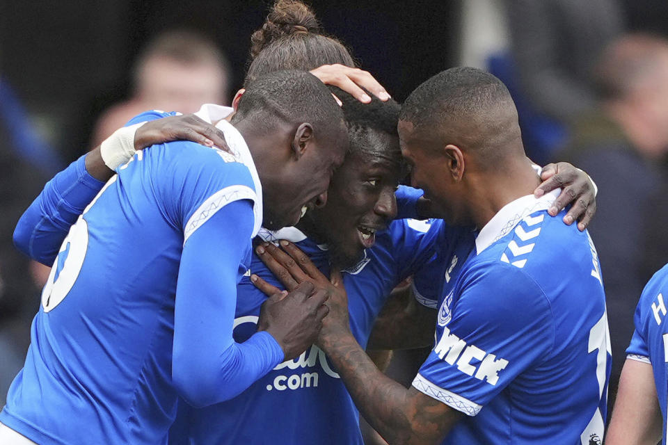 Idrissa Gueye del Everton celebra con sus compañeros tras anotar en el duelo de la Liga Premier ante el Nottingham Forest el domingo 21 de abril del 2024. (Peter Byrne/PA via AP)